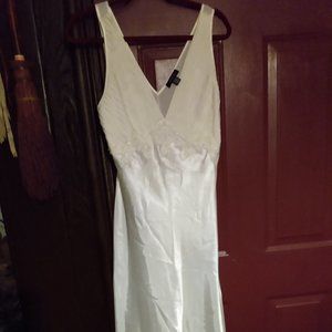 🌎 Jones New York || Off-White Satin gown